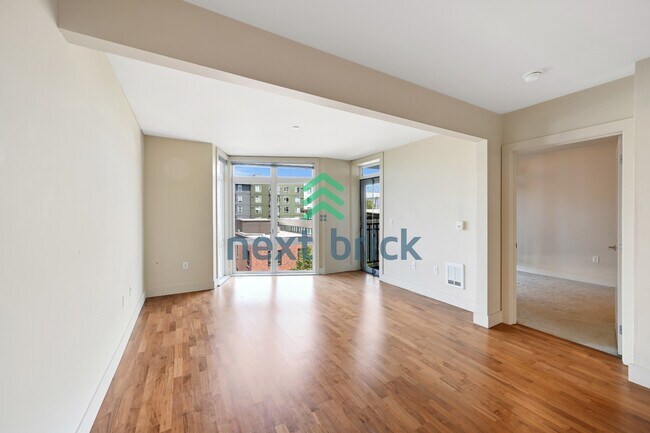 Foto del edificio - Top-Floor 1-Bedroom + Den with Space Needle Views & Exceptional Building Amenities