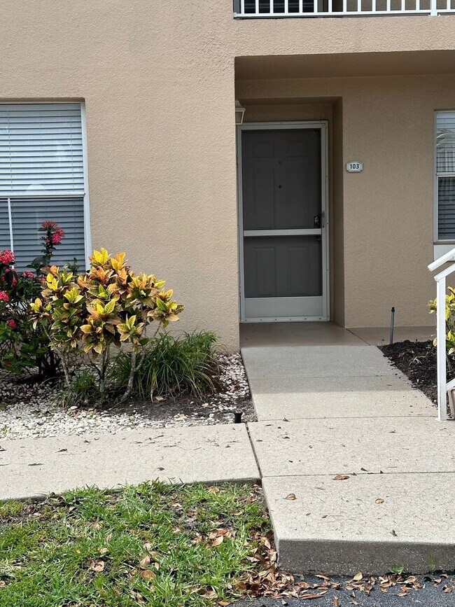 Foto del edificio - Renovated 1st Floor Seasonal unit in North Naples