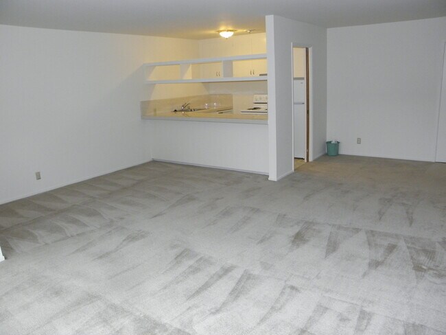 Living room and dining area - 2001 Trousdale Dr