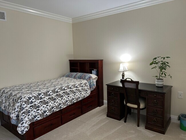 Building Photo - 5476 Paseo Del Lago E