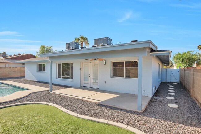 Building Photo - 5 Bedroom, 3 Bath, Pool, Remodeled