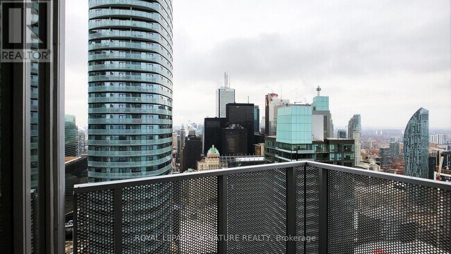 Building Photo - 10 York St