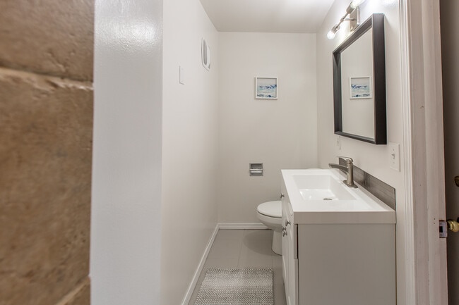 Building Photo - 2401 Birch Ln