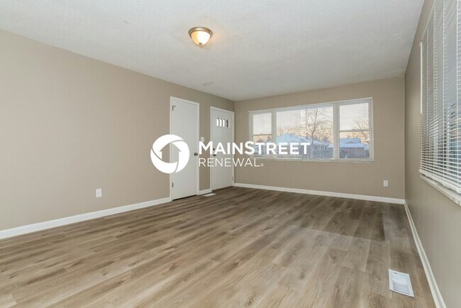 Building Photo - 3 Bedroom Pet-Friendly Home in COLUMBUS, OH with Main Street Renewal