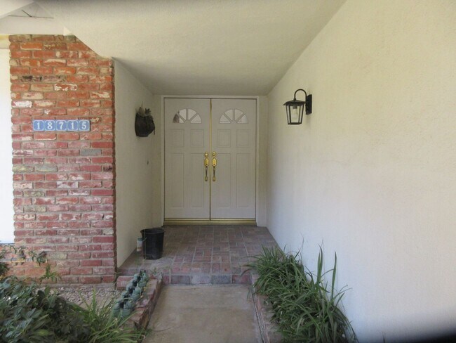 Foto del edificio - Duggan Property Management, Inc presents, Gorgeous home in Porter Ranch On Braemore Rd.