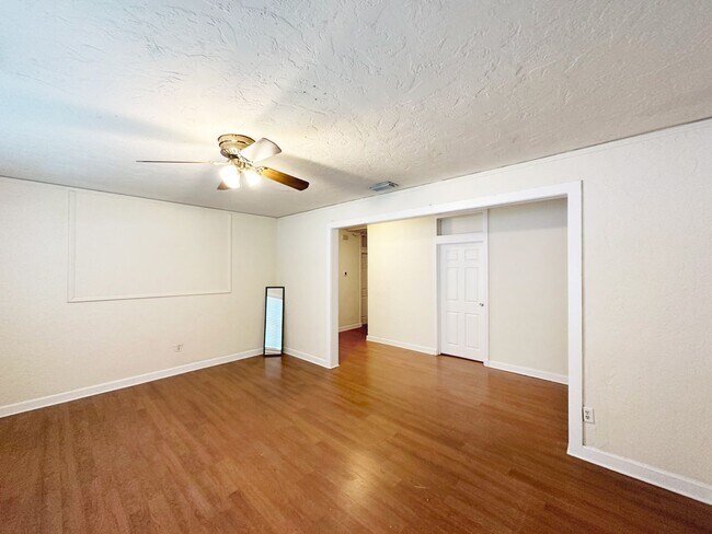 Foto del edificio - Huge 4 Bedroom, 2 Bathroom House Near Campus