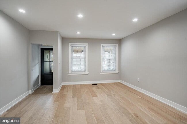 Foto del edificio - 303 W Washington St