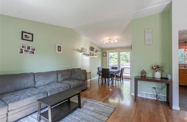 Foto del edificio - 5744 Dalton Dr