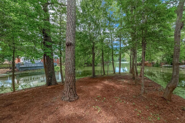 Building Photo - On Great Neck Lake beautiful 4 bed 2.5 bat...