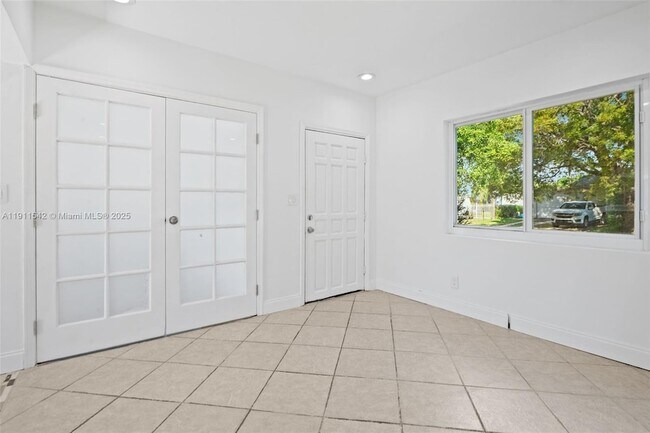 Foto del edificio - 2444 Plunkett St