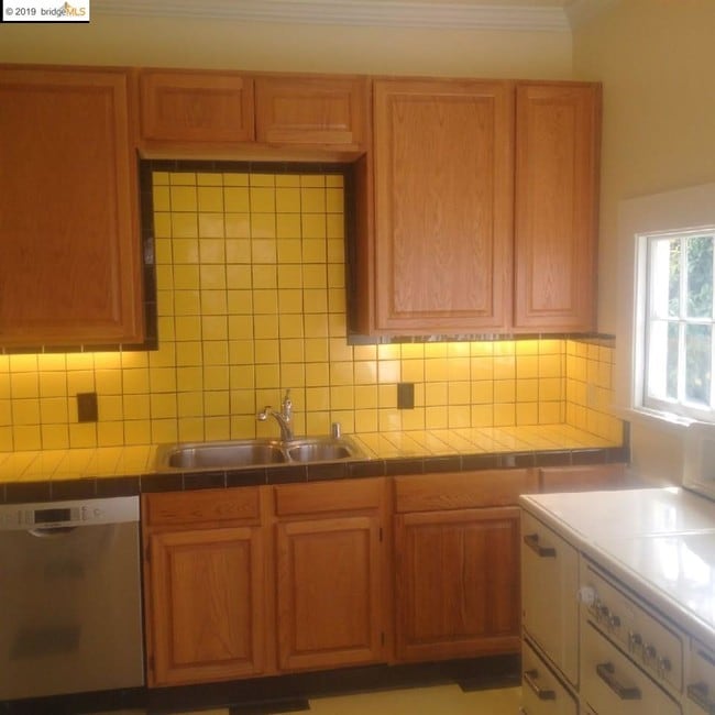 Building Photo - 304 Talbart St