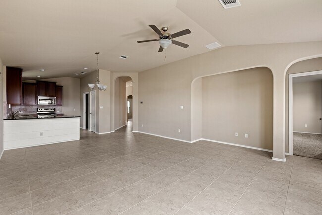 Foto del edificio - Charming 3-Bedroom Home with Spacious Yard...