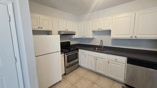 Building Photo - 492 Banyon Tree Cir