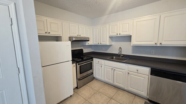 Foto del edificio - 492 Banyon Tree Cir