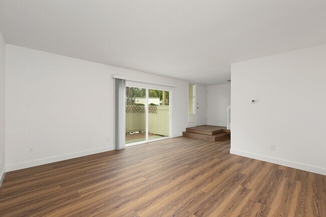 Foto del edificio - Updated Townhome in El Camino Club Estates!