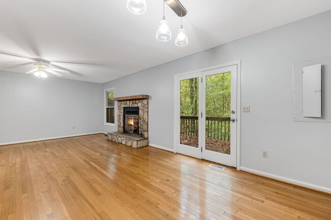 Foto del edificio - Bright 2-Bedroom Townhouse with Garage & P...