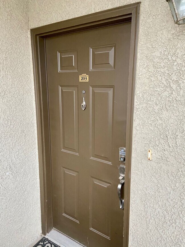 Building Photo - Great Upper Level Condo Near Powers Corrid...