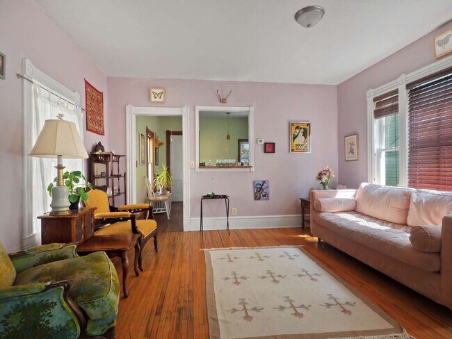 Foto del edificio - Classic 2-Bedroom Home in Phillips Neighborhood Pets Welcome!