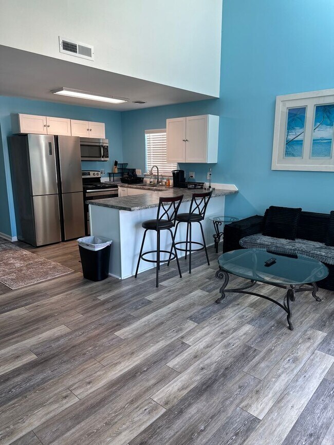 Foto del edificio - Fully furnished condo minutes from the beach!