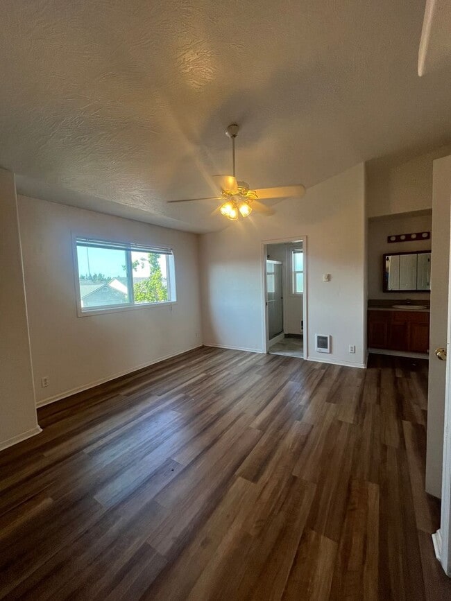 Building Photo - 1-bedroom 1-Bathroom Duplex in Springfield