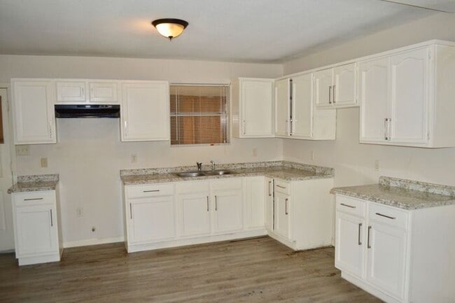 Foto del edificio - Charming 3 bed 2 bath right off Commerce a...