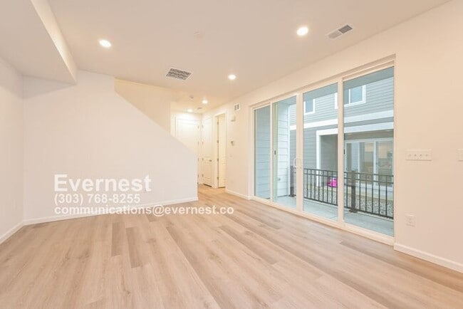 Building Photo - 3-Bedroom, 3-Bathroom Home with Modern Ame...