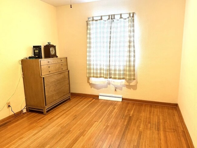 Building Photo - 827 Read St