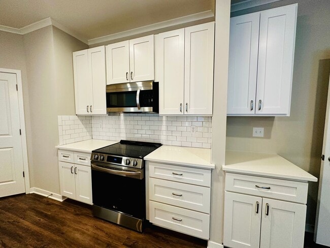 Building Photo - {1095} Modern Townhome Available Immediate...