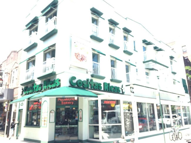 Foto del edificio - 7919 Roosevelt Ave
