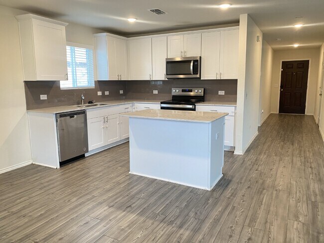 Foto del edificio - Immaculate 4-bedroom, 3-bathroom single fa...