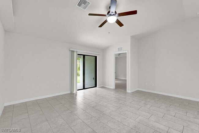 Foto del edificio - 3910-3912 Southwest 15th Pl-