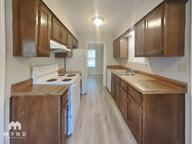 Foto del edificio - 976 Clarington Dr