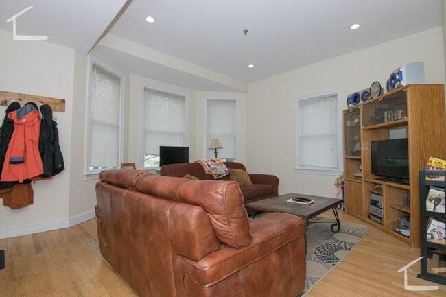 Building Photo - Modern 3-bed 2-bath Packard's Corner