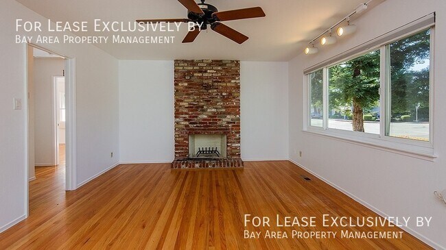 Building Photo - This home has 2 bedrooms, 1 bathroom, A/C ...