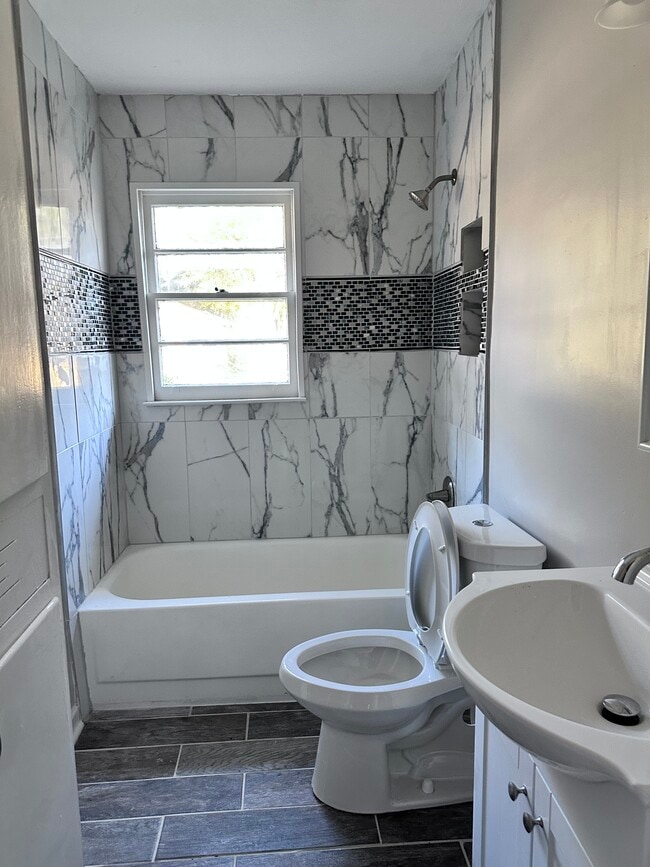 Building Photo - 1664 Yarbrough St