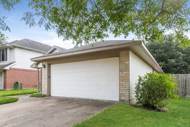 Foto del edificio - 6395 Crossway Dr