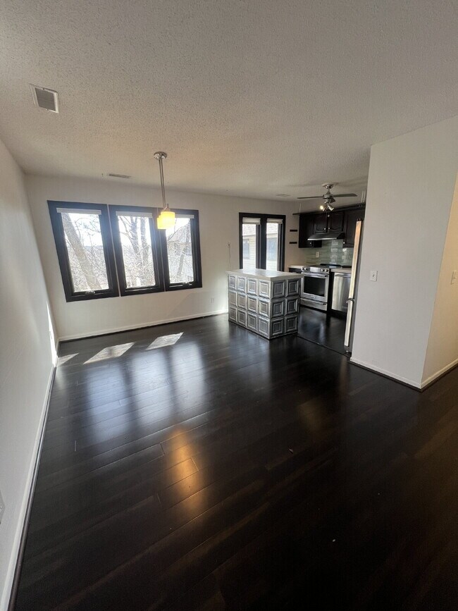 Foto del edificio - 2 Bedroom / 2 Bath Condo with 1,200 Square Feet, Luxury Finishes, and Great Amenities!