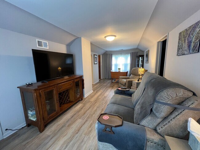Foto del edificio - Fully Furnished 1 Bedroom, 1 Bathroom Dupl...
