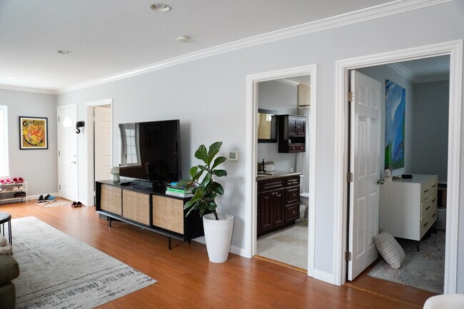 Foto del edificio - 3240 Hutchison Ave