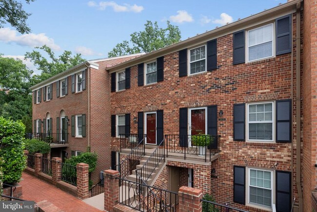 Building Photo - 3241 Sutton Pl NW