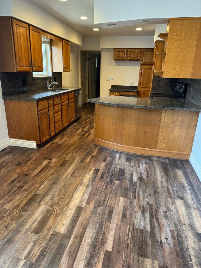 Building Photo - Beautiful Sandy Home for rent(upstairs only)