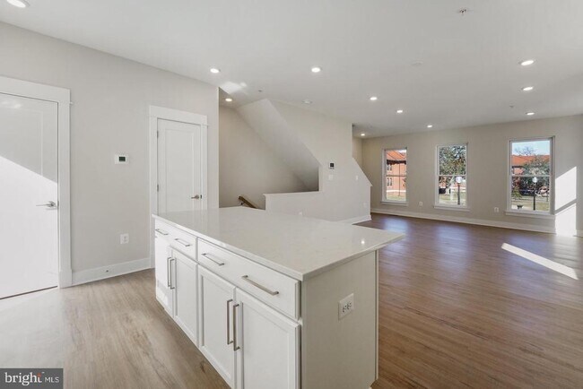 Building Photo - 945 Sycamore Dr SE