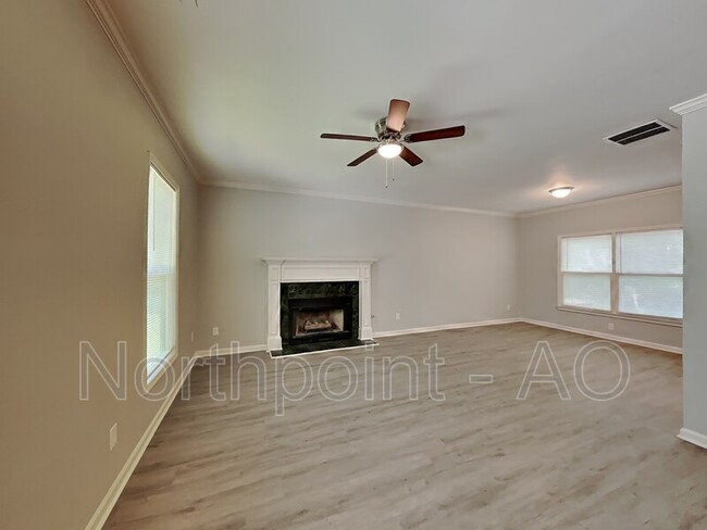 Building Photo - 943 Custer Ave SE