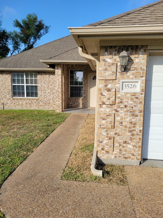AUGUST 2026 PRE-LEASE!! Adorable 4 Bedroom 2 Bathroom Home - AUGUST 2026 PRE-LEASE!!  Adorable 4 Bedroom 2 Bathroom Home