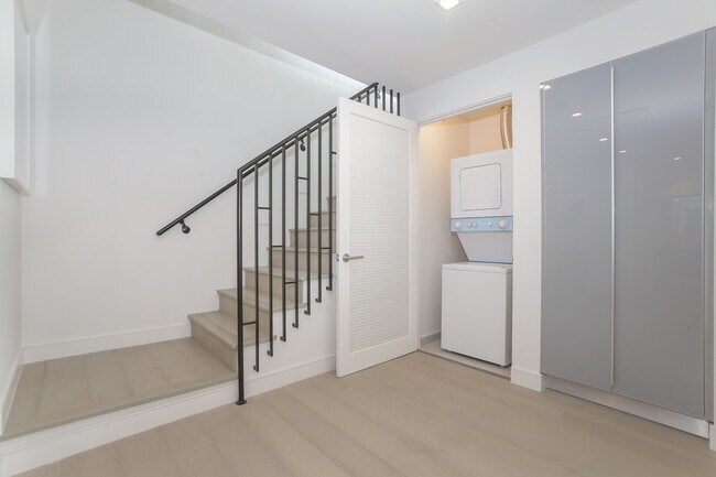Building Photo - 1125 N Kings Rd