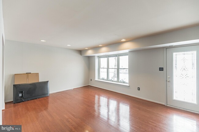 Building Photo - 5 Prince Edward Dr