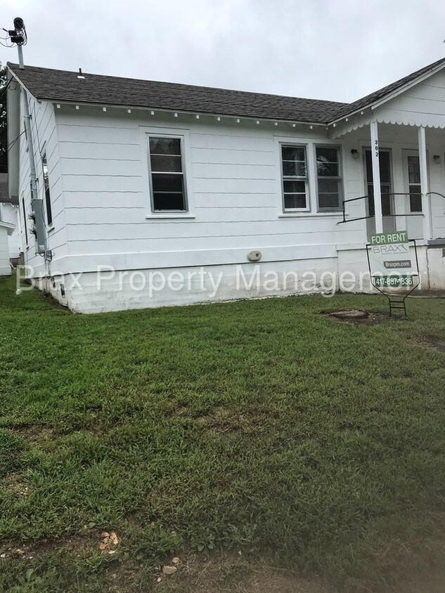 Cute Duplex Off of the Ozark Square Townhome Rentals in Ozark MO