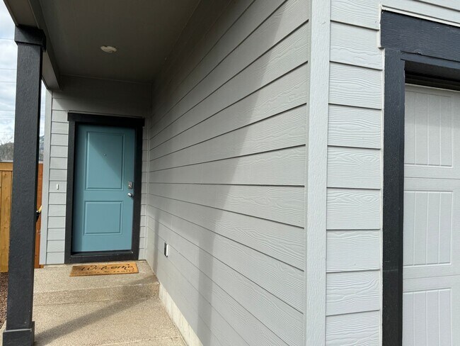Foto del edificio - 4 bedroom 2.5 bathroom almost-new house in...