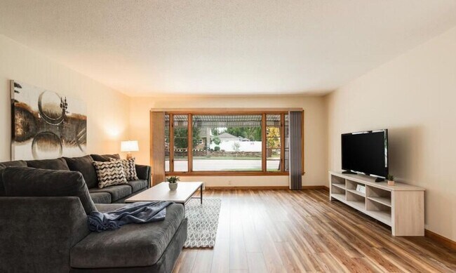 Foto del edificio - Spacious 4 bedroom 2 bathroom stand alone pet friendly home, with attached garage