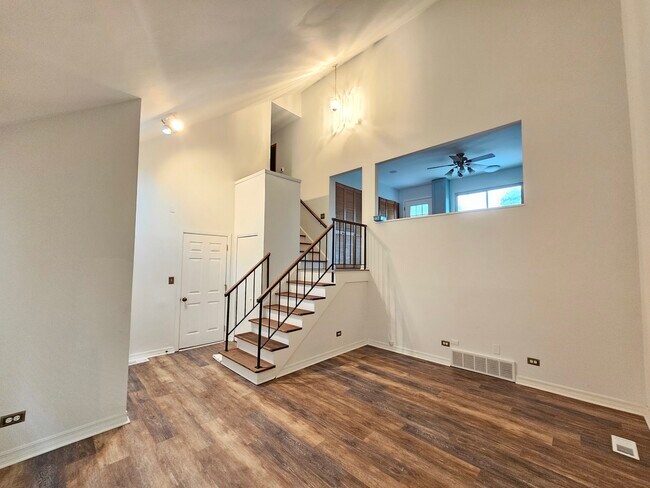 Foto del edificio - 571 White Birch Rd